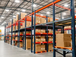 Regały grawitacyjne w magazynie – zasada działania i zastosowanie w praktyce